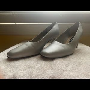 Valley Lane Silver Heels
Size 8W